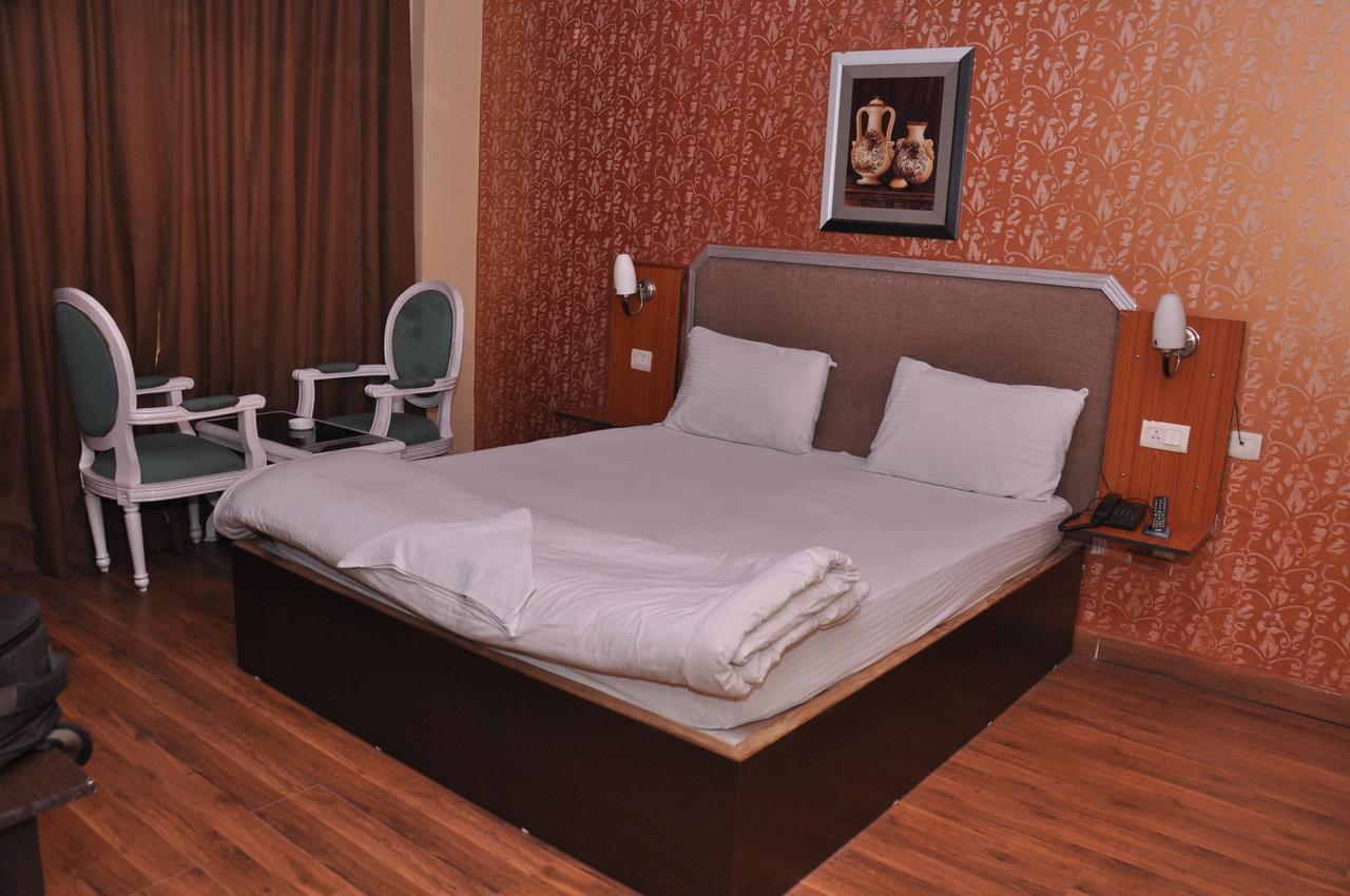 Hotel Samrat Kaushambi Ghaziabad Esterno foto