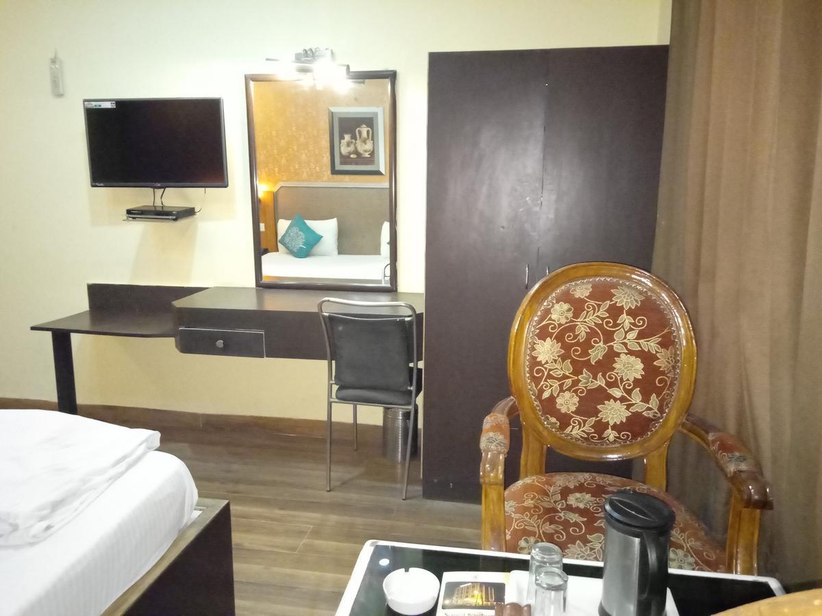 Hotel Samrat Kaushambi Ghaziabad Esterno foto