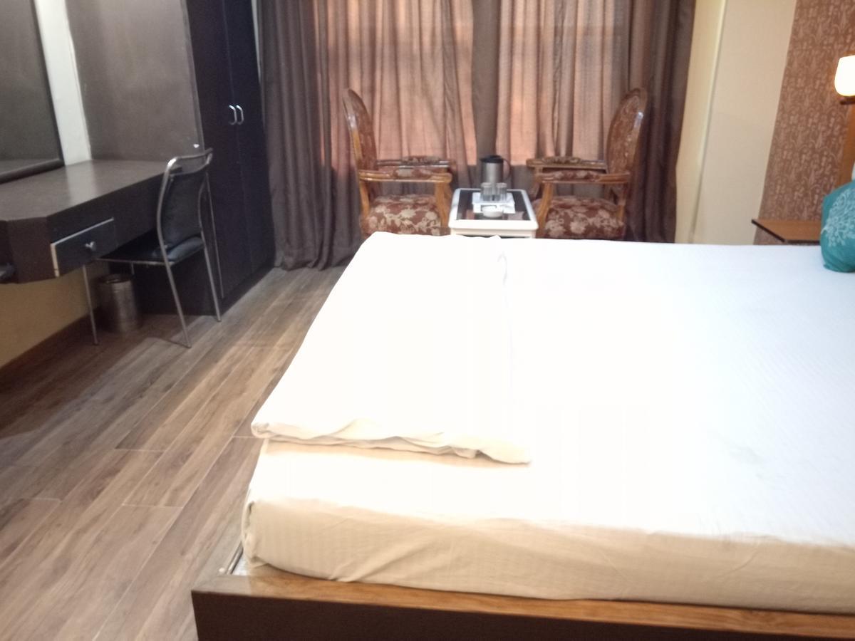 Hotel Samrat Kaushambi Ghaziabad Esterno foto